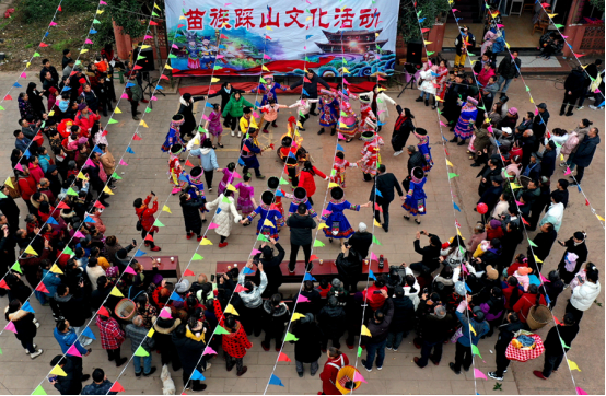 泸州纳溪：苗族同胞喜庆“踩花山”  欢天